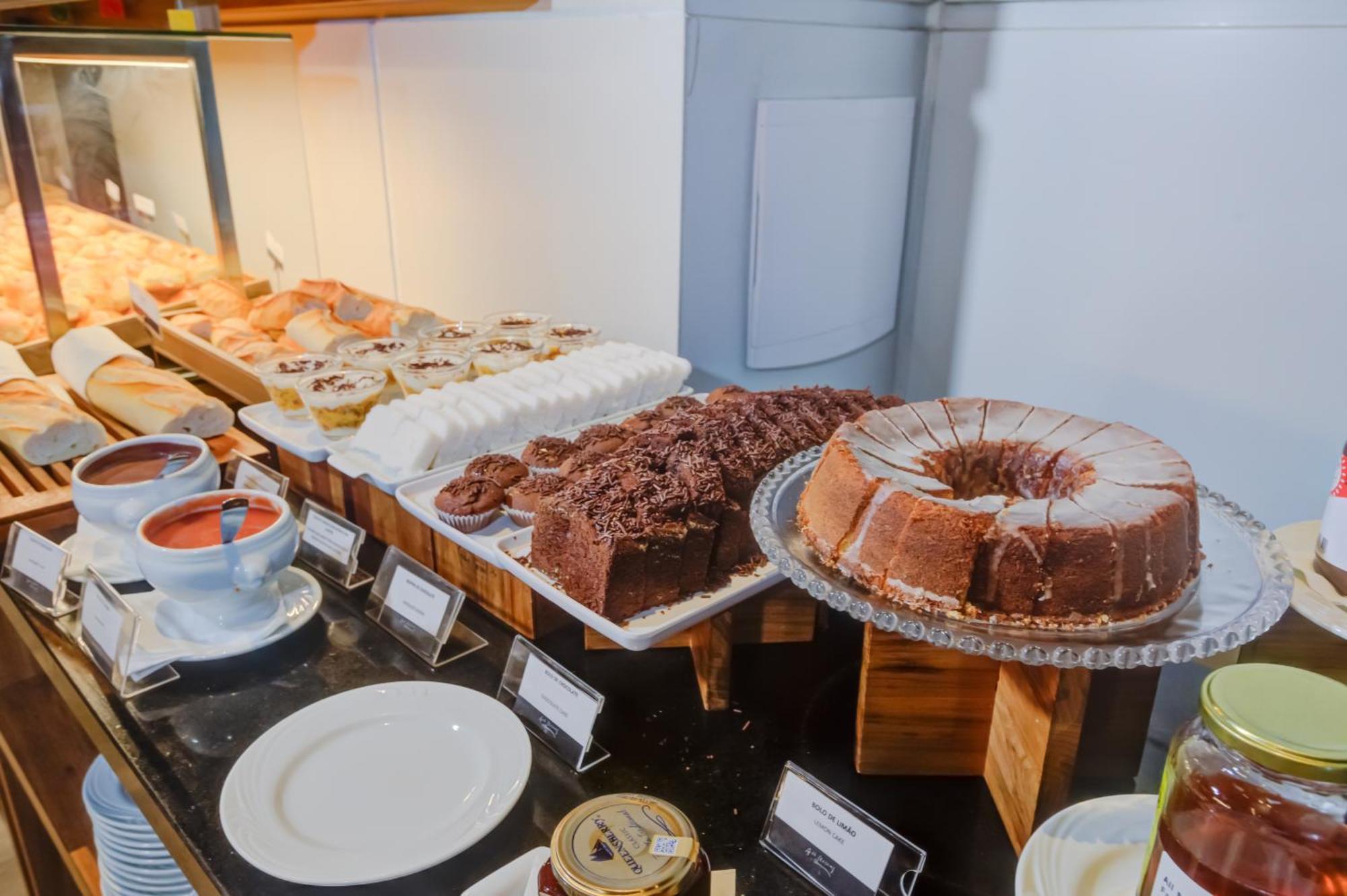 Radisson Sao Paulo Paulista Hotel Exterior foto A selection of cakes at a buffet