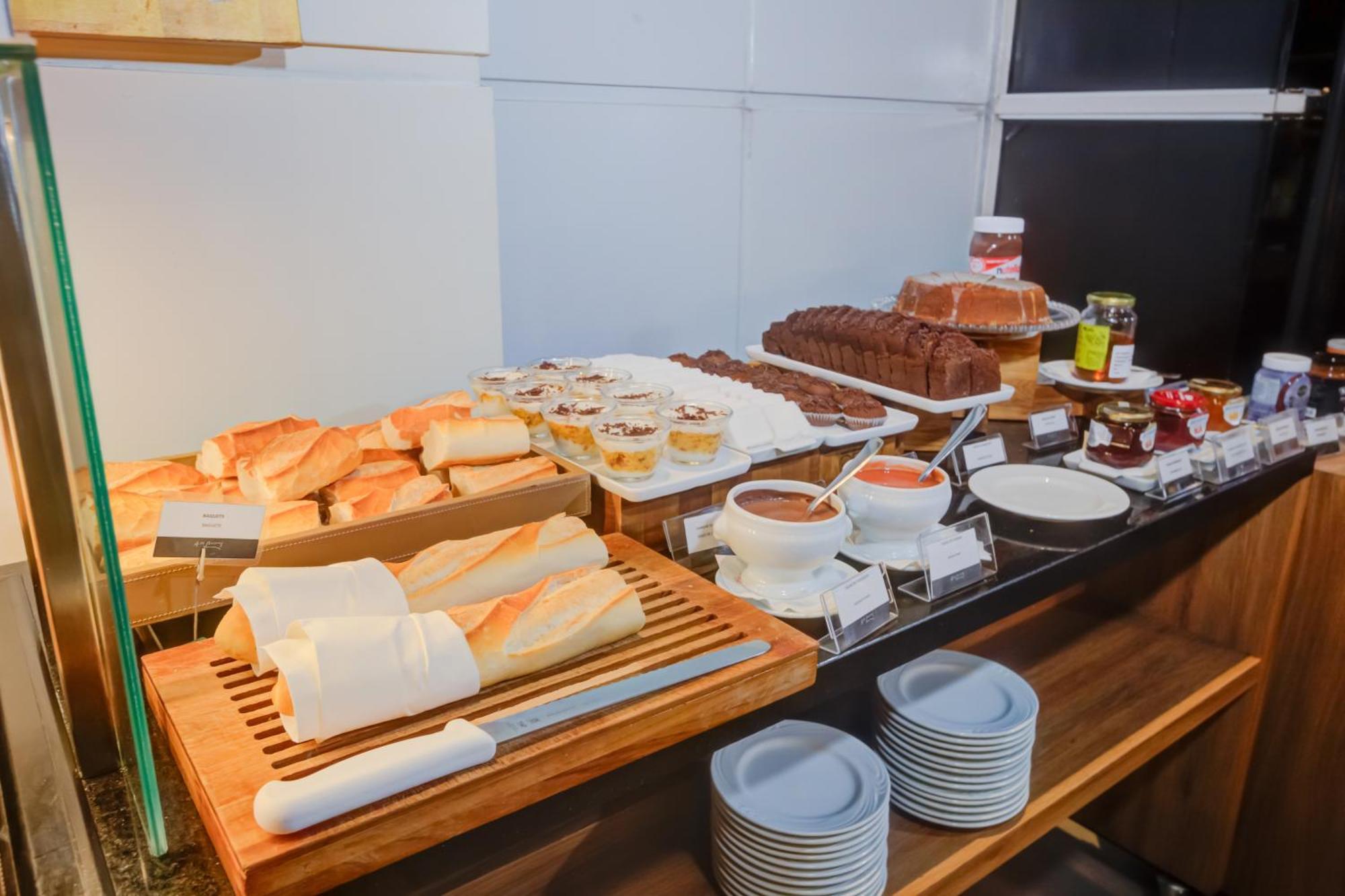 Radisson Sao Paulo Paulista Hotel Exterior foto A selection of pastries at a buffet