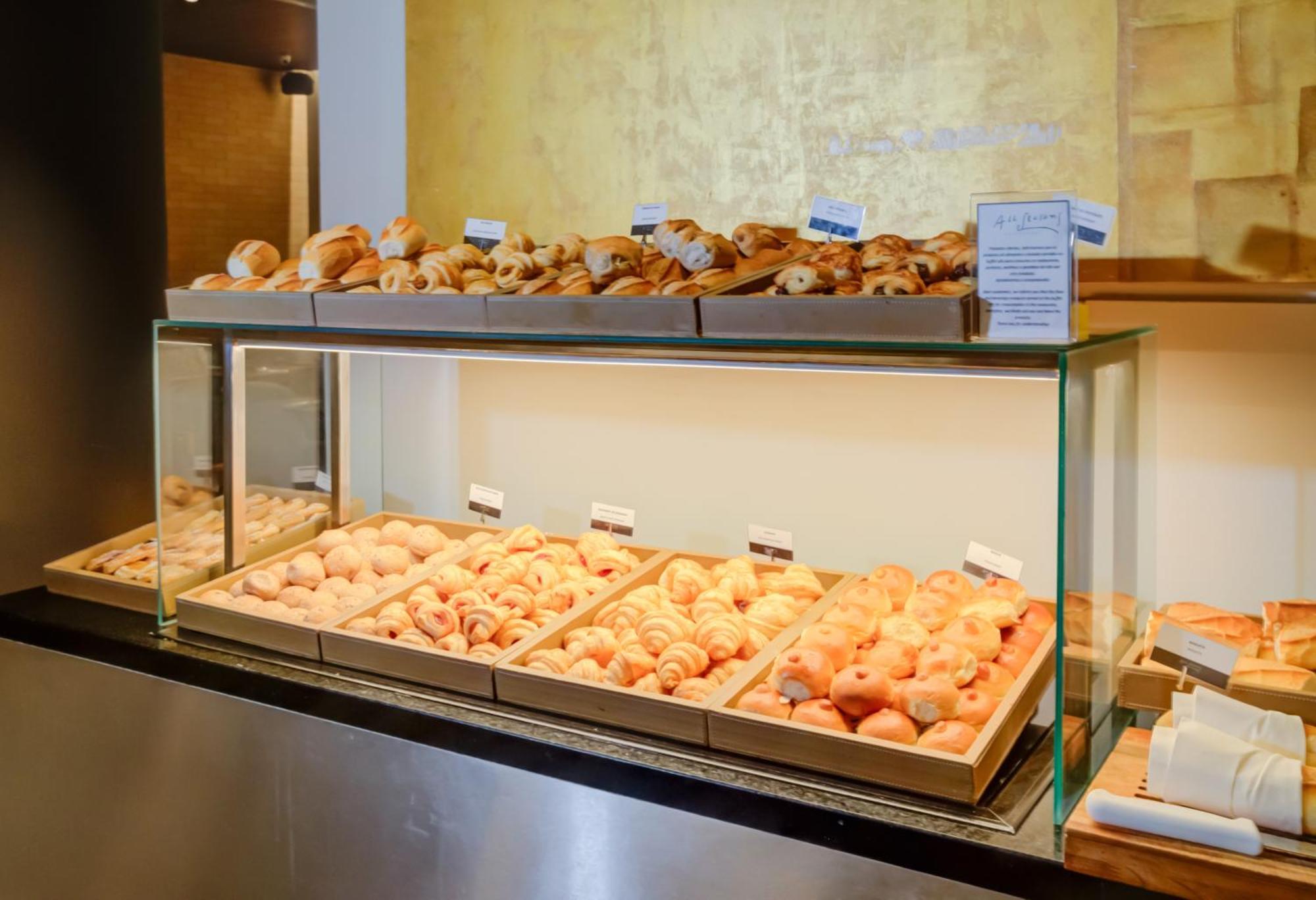 Radisson Sao Paulo Paulista Hotel Exterior foto A display case of pastries