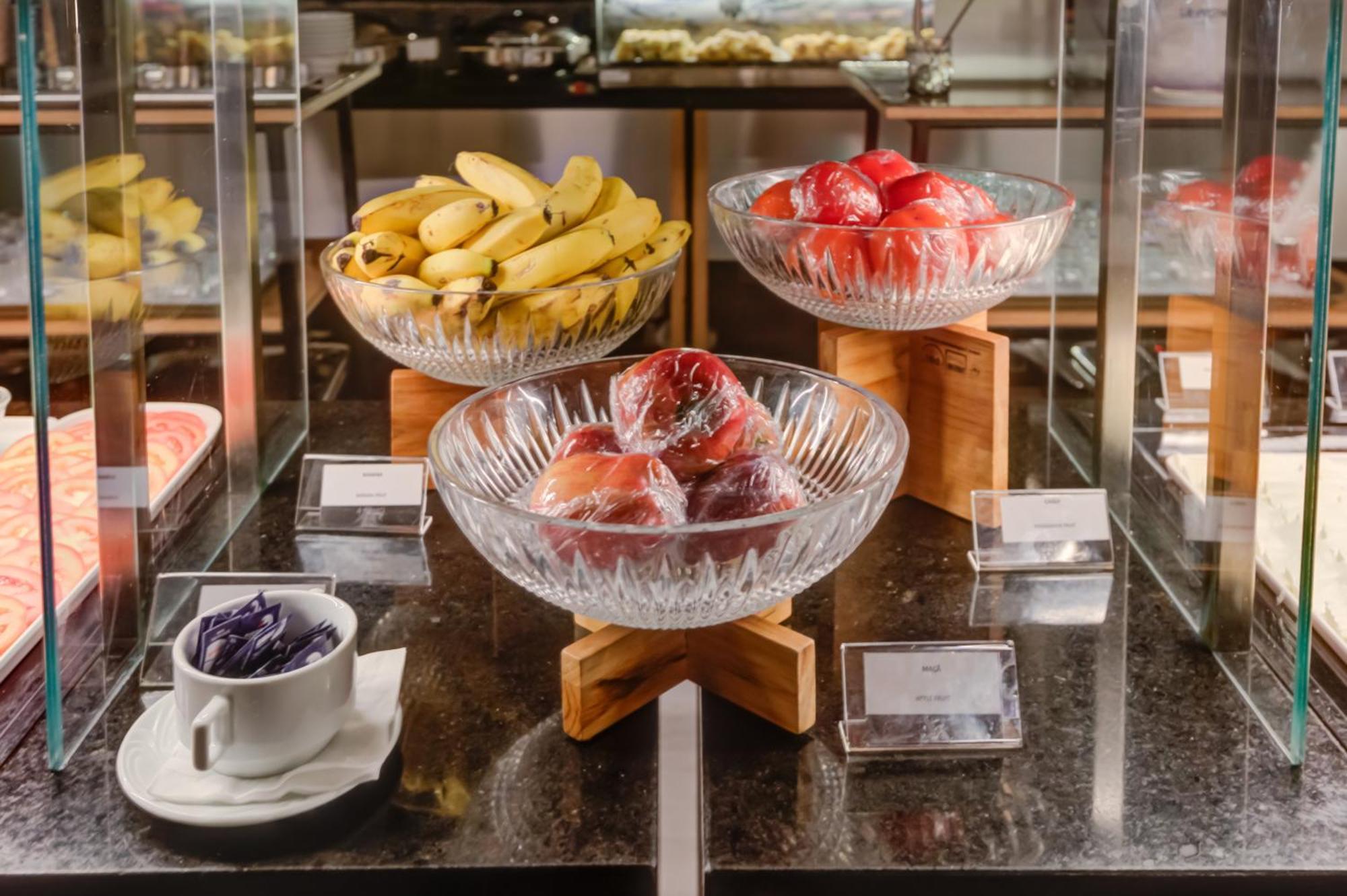 Radisson Sao Paulo Paulista Hotel Exterior foto Fruit at a buffet