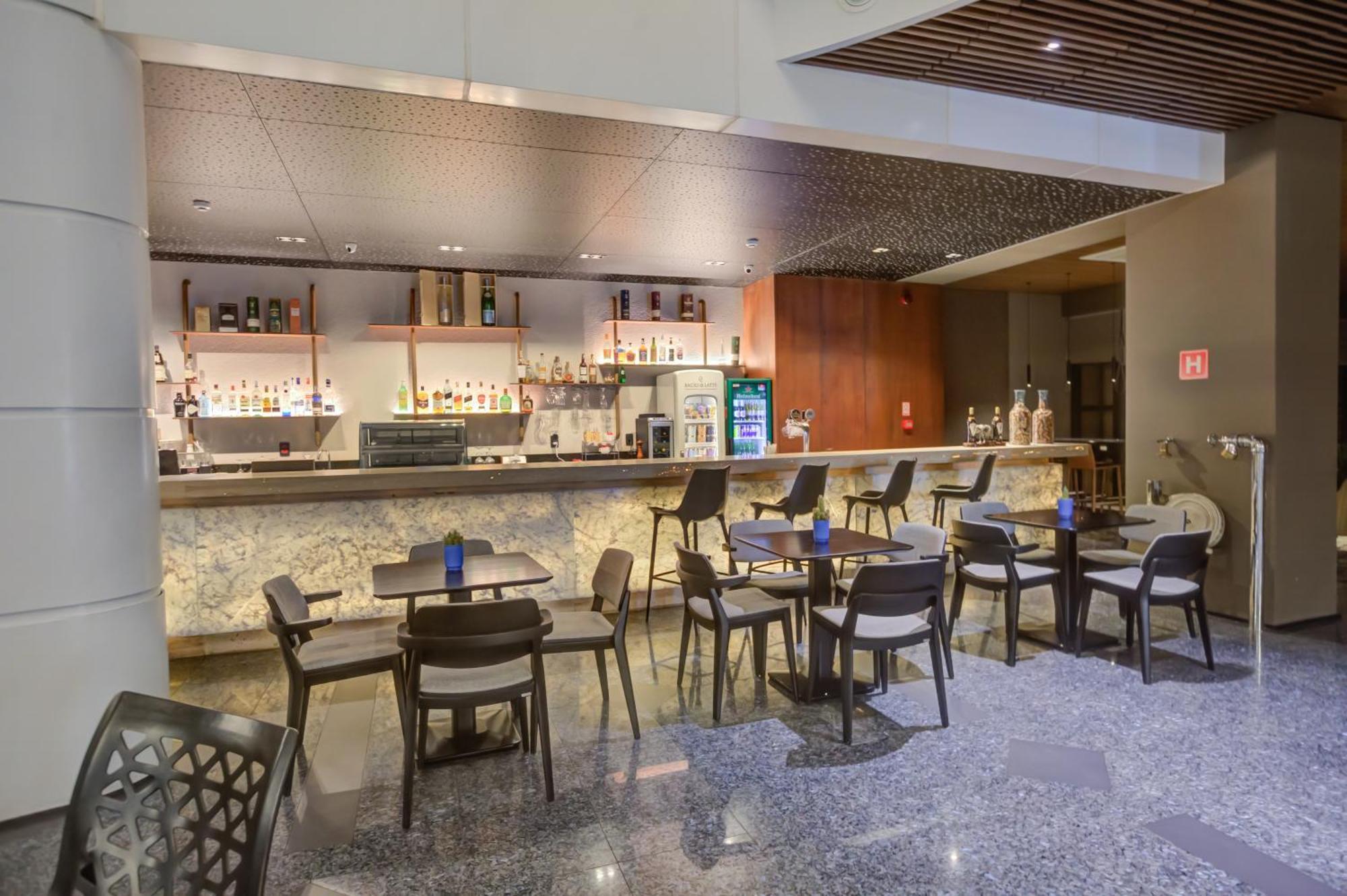 Radisson Sao Paulo Paulista Hotel Exterior foto The lounge at Newark Airport