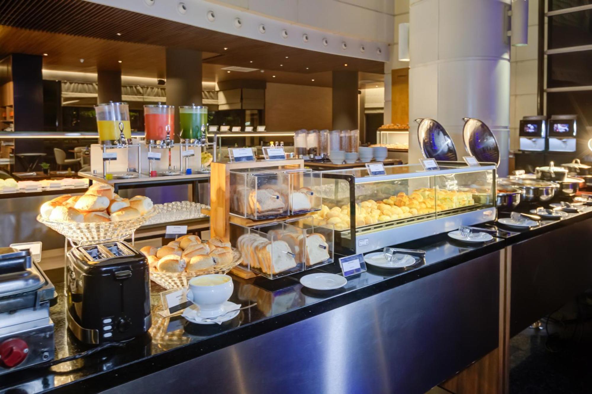 Radisson Sao Paulo Paulista Hotel Exterior foto A buffet at a hotel