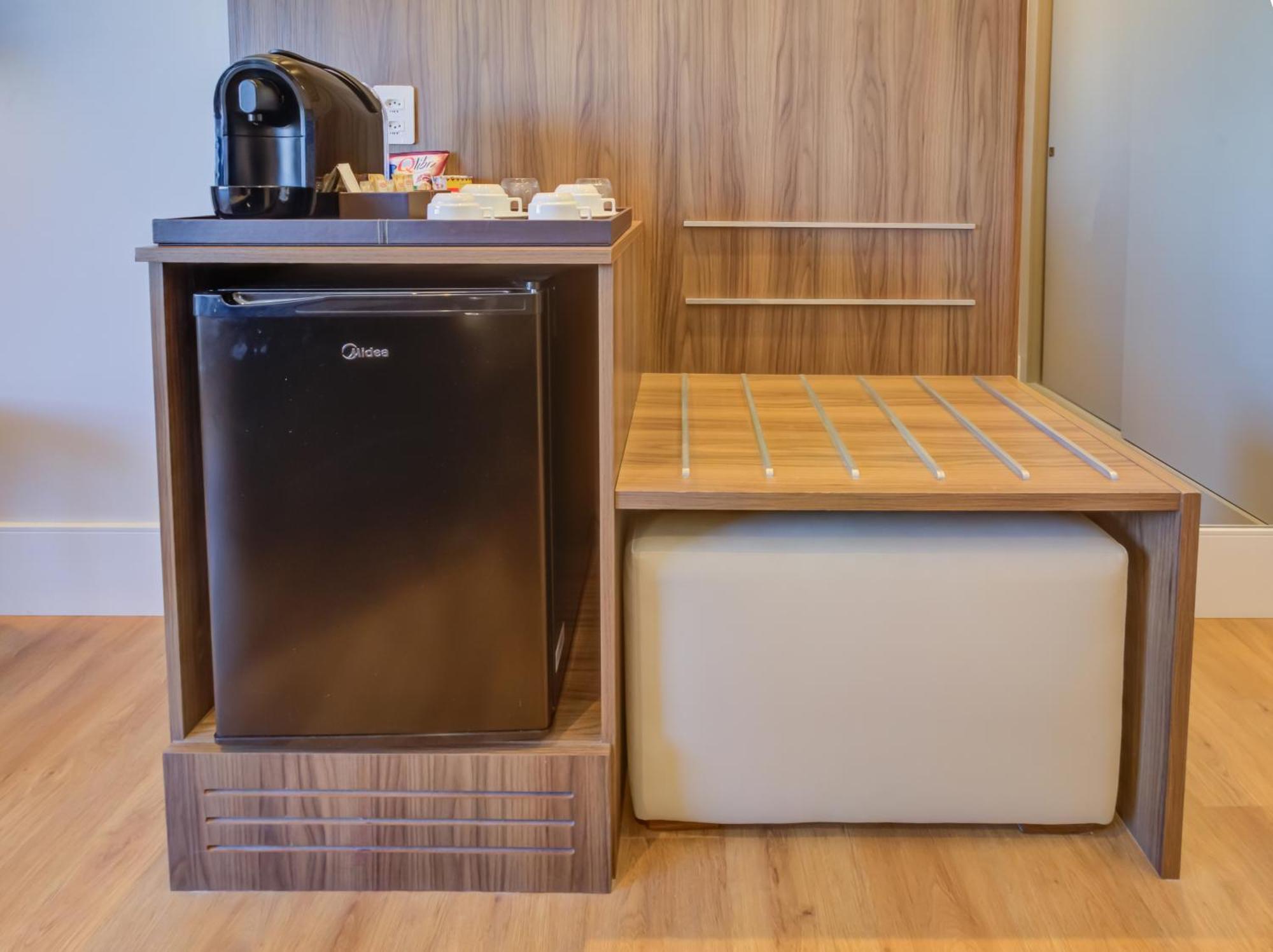 Radisson Sao Paulo Paulista Hotel Exterior foto A small refrigerator in a hotel room