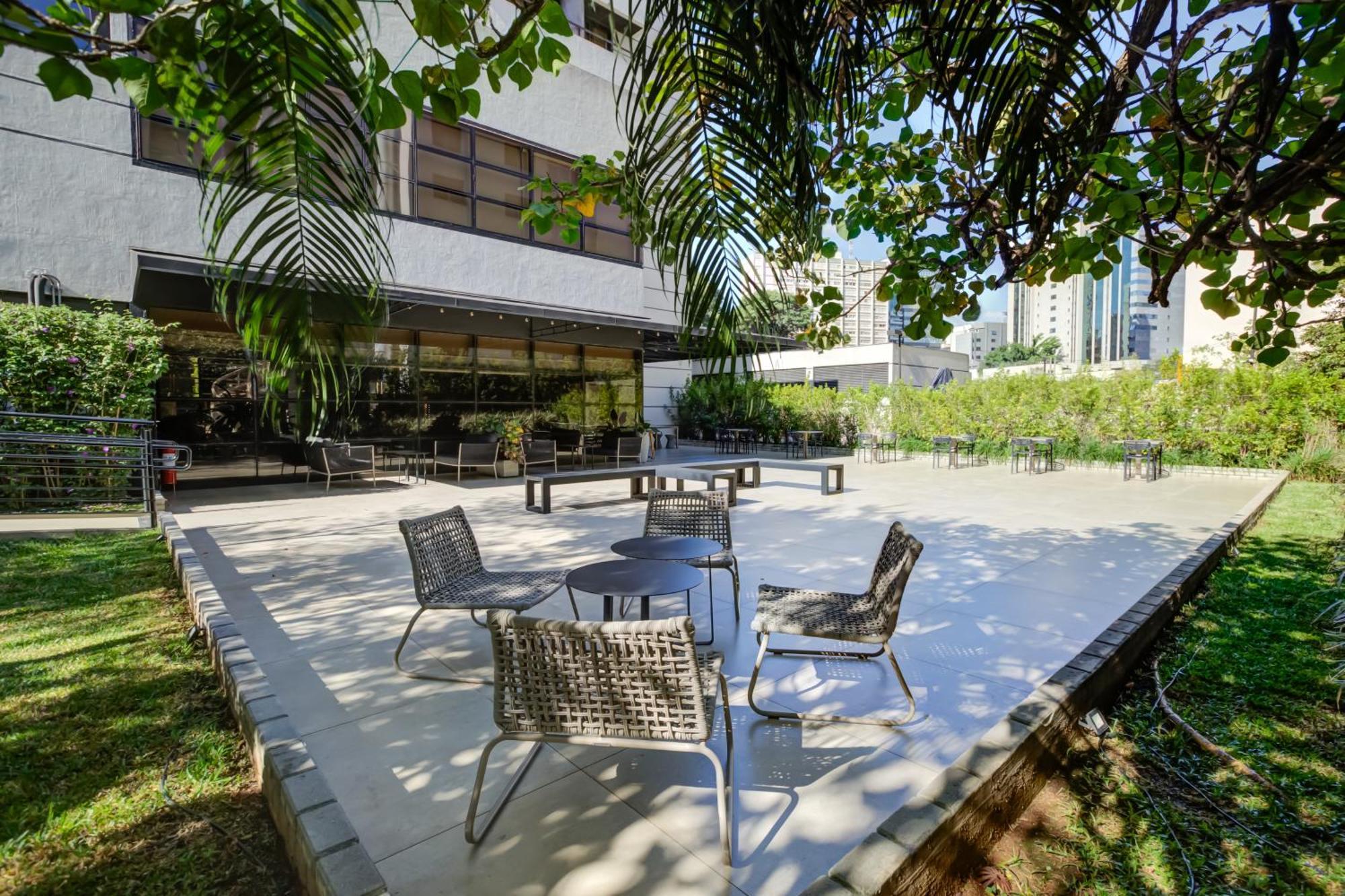 Radisson Sao Paulo Paulista Hotel Exterior foto The courtyard of the library
